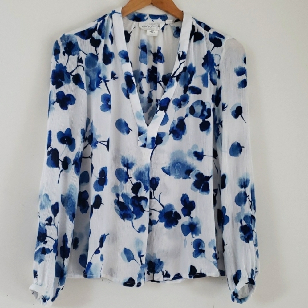 H&M While & Blue Floral Crinkled Longsleeves V-Neck Blouse, Size 6